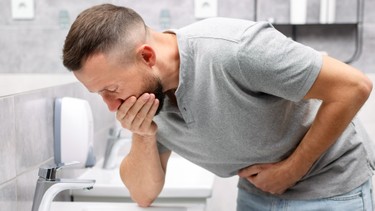 Chồng nghén thay vợ có thật không? Biểu hiện cho thấy chồng nghén thay vợ