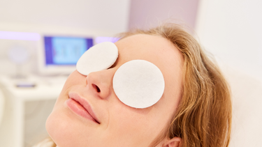 Chườm nóng mắt có tác dụng gì? Lợi ích, cách thực hiện và những lưu ý quan trọng