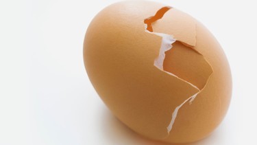 Có nên ăn quả trứng bị nứt vỡ vỏ không? Những lưu ý cần biết