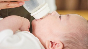 Có nên cho trẻ sơ sinh bú bình không có sữa không? Giải đáp chi tiết