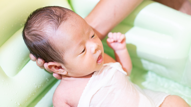 Có nên tắm nhiều lần cho trẻ sơ sinh khi nắng nóng? Giải đáp đúng cách cho cha mẹ