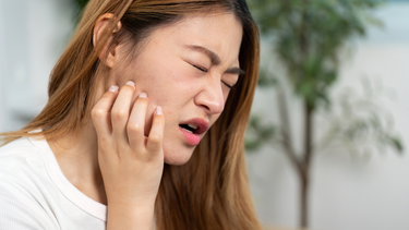 Đau dưới hàm là gì? Nguyên nhân, triệu chứng và cách điều trị