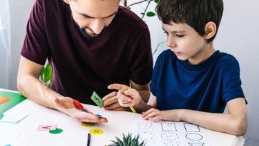 Dấu hiệu trẻ tự kỷ 2 tuổi cha mẹ nên biết