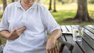 Đau vùng thượng vị từng cơn: Nguyên nhân và cách khắc phục hiệu quả
