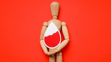 Đi tiểu ra máu: Nguyên nhân, mức độ nguy hiểm và khi nào cần đi khám? 