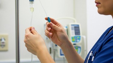 Khi nào cần sử dụng dịch truyền tĩnh mạch? Có nên truyền dịch tĩnh mạch tại nhà không?