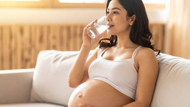 Giải đáp cho mẹ bầu: Tại sao uống nhiều nước mà vẫn ít ối?