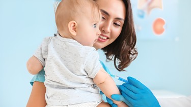 Trẻ bị tim bẩm sinh có tiêm phòng được không và cần lưu ý gì?