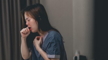 Ho gà vào ban đêm có đáng lo? Cách giảm ho hiệu quả