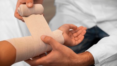 Hướng dẫn sơ cứu gãy xương cẳng tay ai cũng nên biết