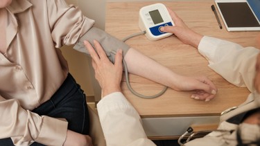 Huyết áp 150/100 có nguy hiểm không? Nguyên nhân và cách xử lý an toàn