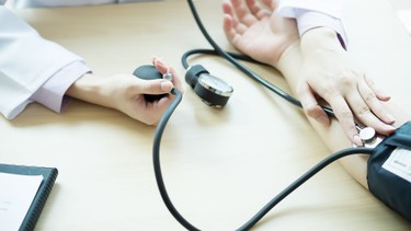 Huyết áp tăng đột ngột: Nguyên nhân, dấu hiệu cảnh báo và cách xử trí hiệu quả