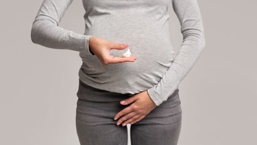 Khí hư khi mang thai có màu gì? Nguyên nhân, dấu hiệu và cách xử lý