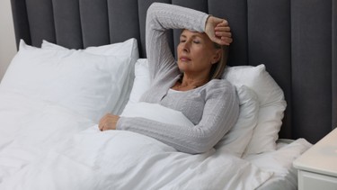 Mãn kinh có quan hệ được không? Cách cải thiện đời sống tình dục sau mãn kinh