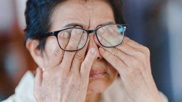 Mắt nhìn chữ bị nhòe là bệnh gì? Nguyên nhân, triệu chứng và cách phòng ngừa