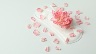 Máu báo thai màu gì? Bao lâu sau khi ra máu báo thai thì thử que được?