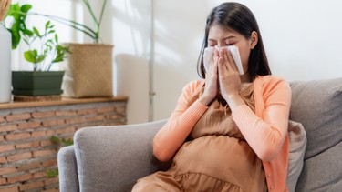 Mẹ bầu bị nghẹt mũi có ảnh hưởng đến thai nhi không? Giải đáp chi tiết và cách xử lý an toàn