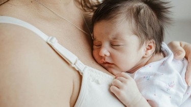 Mẹ bị đầy bụng cho con bú có sao không? Làm sao giảm đầy bụng ở phụ nữ đang cho con bú?
