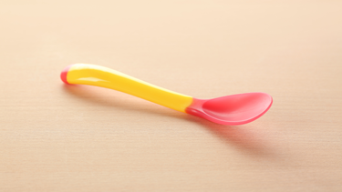 Mẹ có nên cho bé dùng thìa ăn dặm không? Cách chọn thìa phù hợp