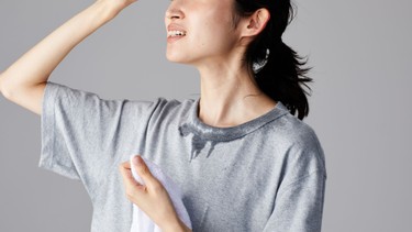 Mồ hôi muối là gì? Nguyên nhân, dấu hiệu và cách chăm sóc