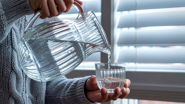 Mỗi ngày nên uống bao nhiêu nước để bảo vệ thận?