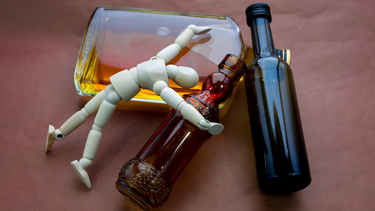 Ngộ độc rượu: Dấu hiệu nhận biết và cách xử trí khi uống quá nhiều đồ uống có cồn