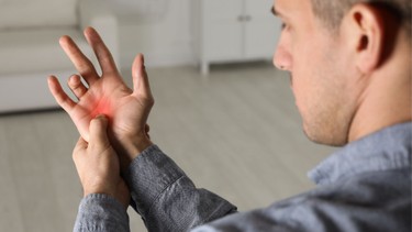 Ngón tay cò súng: Nguyên nhân, triệu chứng và phương pháp điều trị