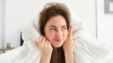 Ngủ dậy mặt bị sưng phải làm sao? Nguyên nhân và cách xử lý hiệu quả