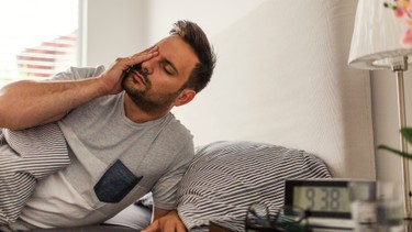 Ngủ không sâu giấc: Nguyên nhân, dấu hiệu và cách cải thiện