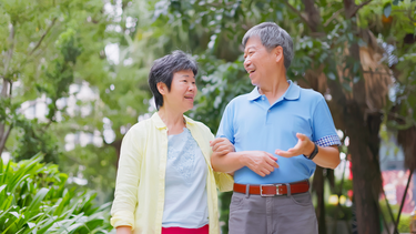 Người bị tràn dịch khớp gối có nên đi bộ không?