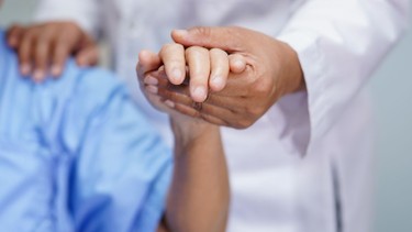 Dấu hiệu nhận biết móng tay người bị HIV giai đoạn đầu