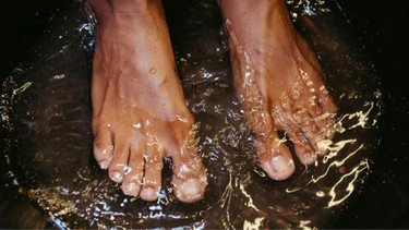 Những ai không nên ngâm chân nước nóng? Một số lưu ý khi ngâm chân