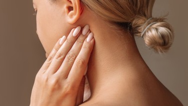 Nổi hạch sau tai không đau có nguy hiểm không?