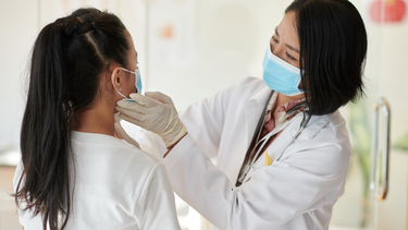 Nổi hạch trước tai là dấu hiệu bệnh gì và có nguy hiểm đến sức khỏe không?