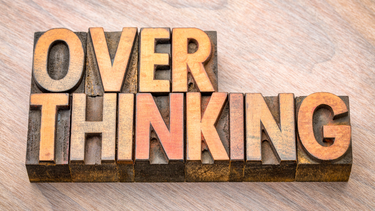 Overthinking là gì? 7 dấu hiệu cho thấy bạn đang suy nghĩ quá nhiều