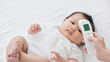 Phân biệt sốt mọc răng và sốt thường, cách chăm sóc khi trẻ bị sốt