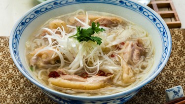 Phở gà bao nhiêu calo? Thành phần dinh dưỡng và lợi ích sức khỏe