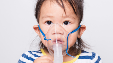 Phòng viêm phổi cho trẻ khi trời lạnh: Cha mẹ cần làm gì để bảo vệ con?