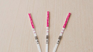 Que thử thai và que thử rụng trứng: Khác nhau thế nào, có dùng thay thế được không?