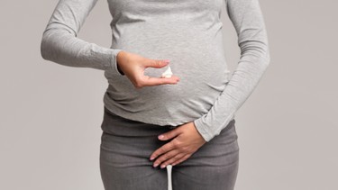 Ra huyết trắng nhiều là sắp có kinh hay có thai? Khi nào nên đi khám hoặc thử thai?
