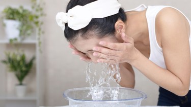 Rửa mặt bằng nước muối sinh lý: Lợi ích, cách thực hiện và những lưu ý cần biết