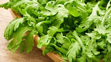 Sinh mổ ăn rau tần ô được không? Tác dụng của rau tần ô với mẹ sau sinh