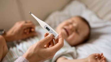 Sốt mọc răng chân tay có lạnh không? Dấu hiệu và cách xử trí đúng cách