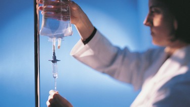 Sốt siêu vi có nên truyền nước không? Biện pháp phòng ngừa hiệu quả