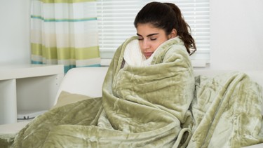 Sốt xuất huyết có được đắp chăn không? Những điều cần biết để chăm sóc đúng cách