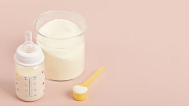 Sữa công thức pha xong để được bao lâu? Cách bảo quản sữa công thức