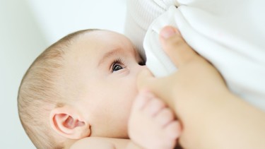 Sữa mẹ bị vón cục do đâu? Cách xử lý phù hợp mà mẹ sau sinh nên biết