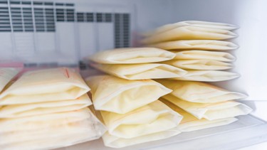 Sữa mẹ màu vàng tốt hay màu trắng tốt? Giải thích chi tiết