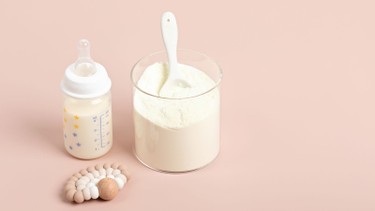 Cho bé uống sữa mẹ và sữa công thức uống cách nhau bao lâu là tốt nhất?