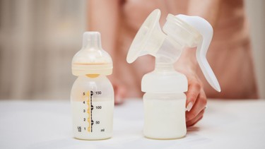 Sữa mẹ vắt ra để trong máy hâm sữa được bao lâu? Giải đáp chi tiết